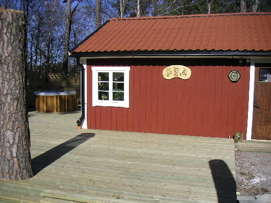 Trädäck och relaxbyggnad på Sunnanskog